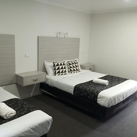 Big Valley Lakeside Paradise Motor Inn Shepparton Dış mekan fotoğraf